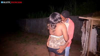 Rhamant stryd a rhyw boeth gyda merch fach o'r clwb